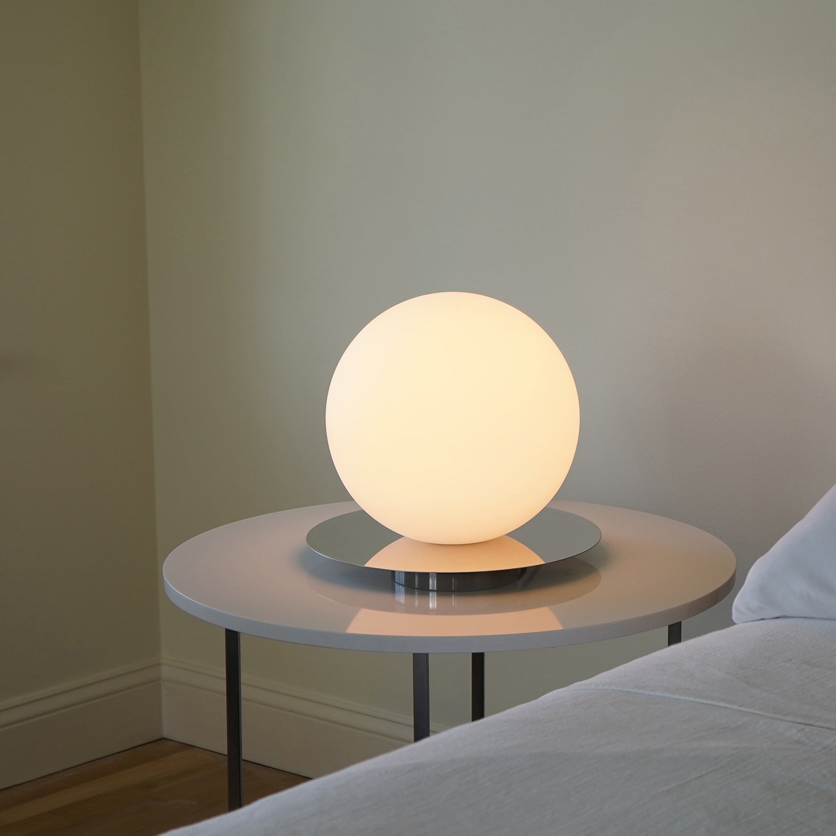 Bola Sphere Table Lamp